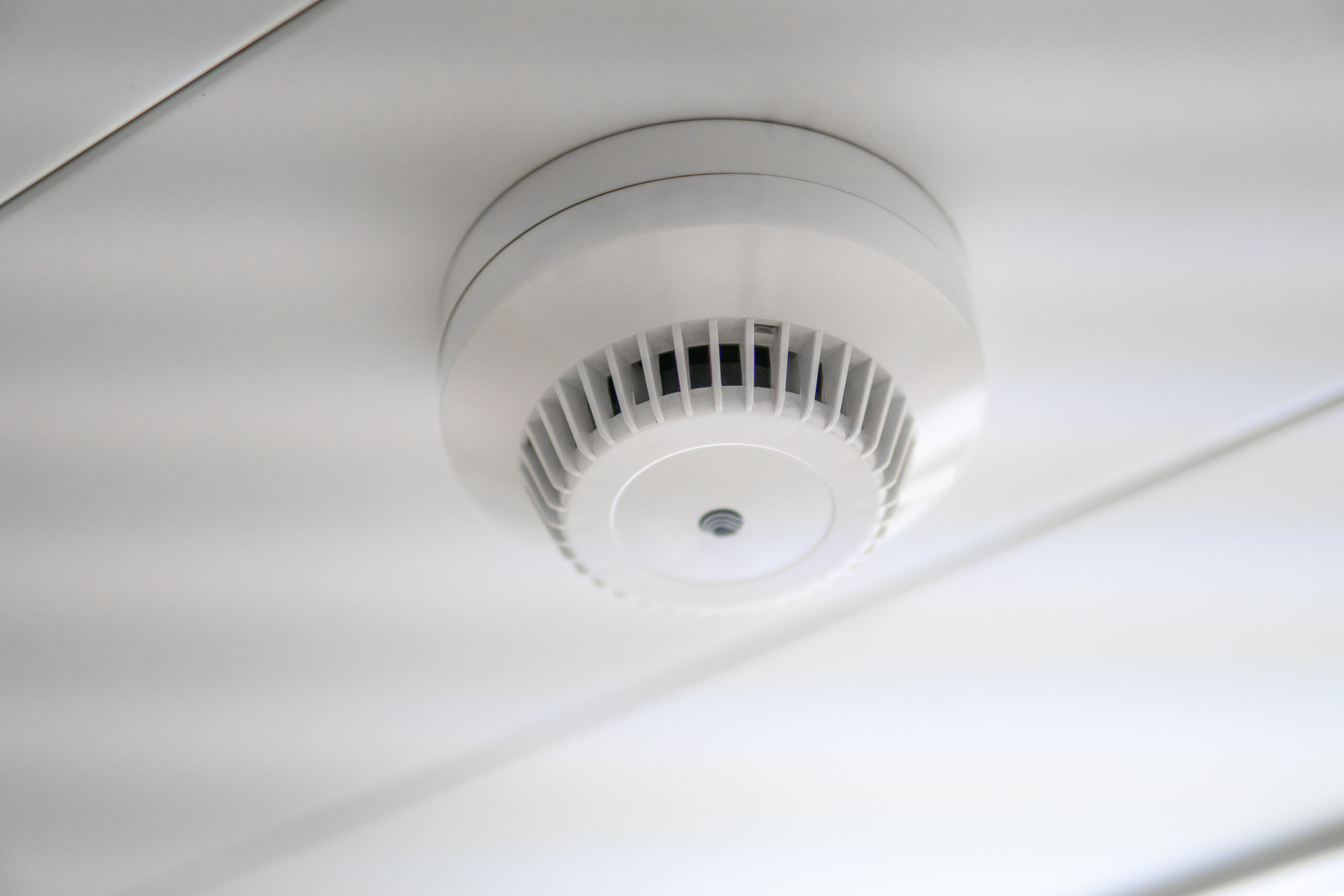 smoke-detector-and-fire-sensor-on-a-ceiling-2023-11-27-05-06-16-utc-scaled.jpg